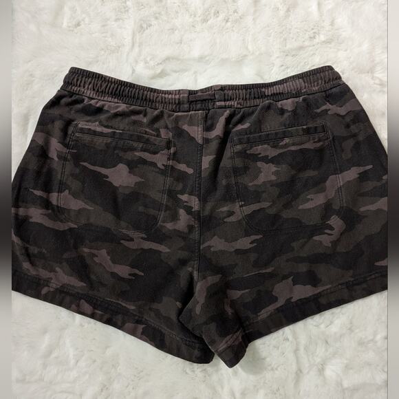 Athleta Farallon Camo Sweat Shorts Women's Size 14 - Picture 5 of 6